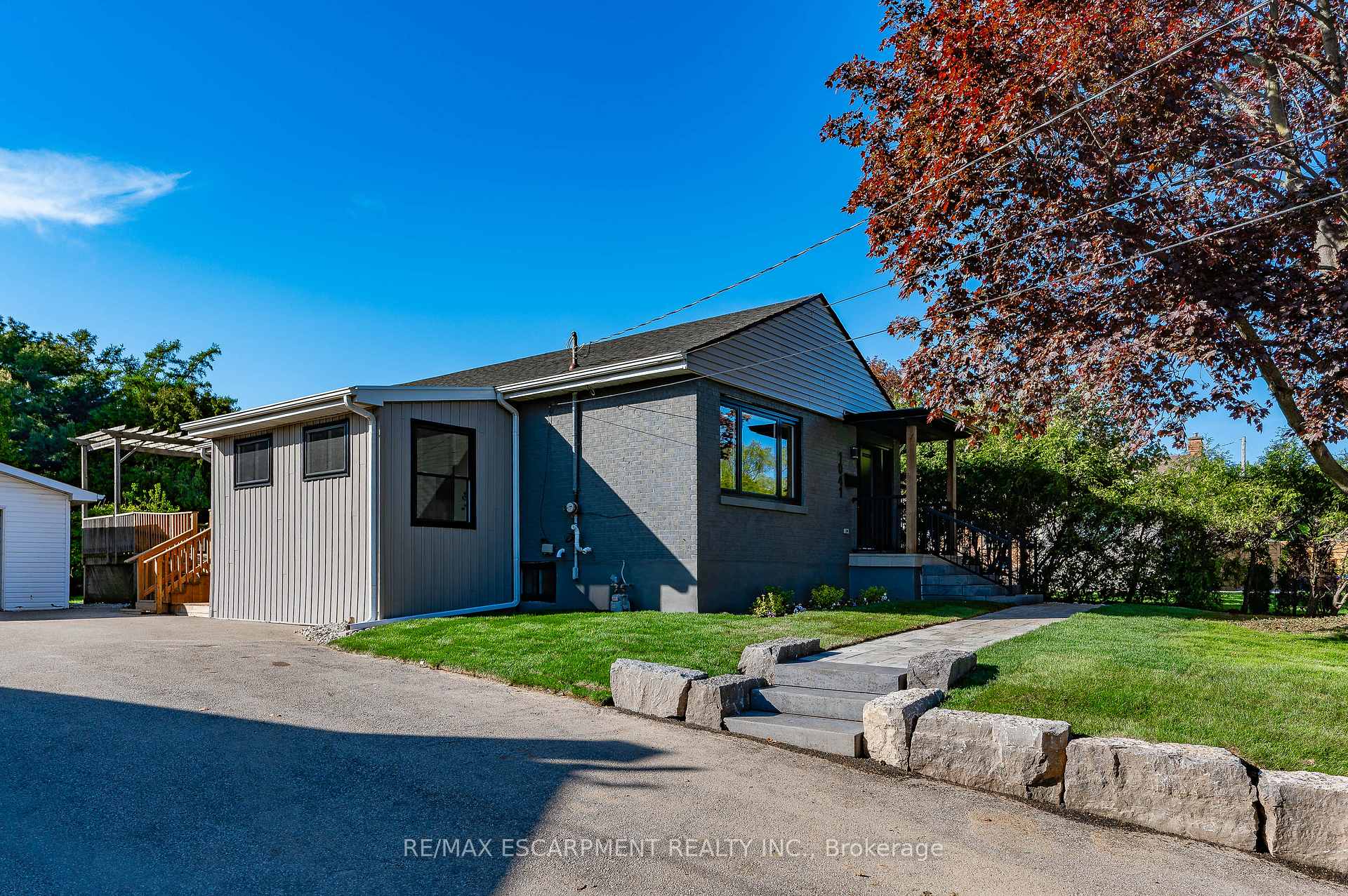 1041 Shepherd's Drive, Burlington, ON L7T 3R4