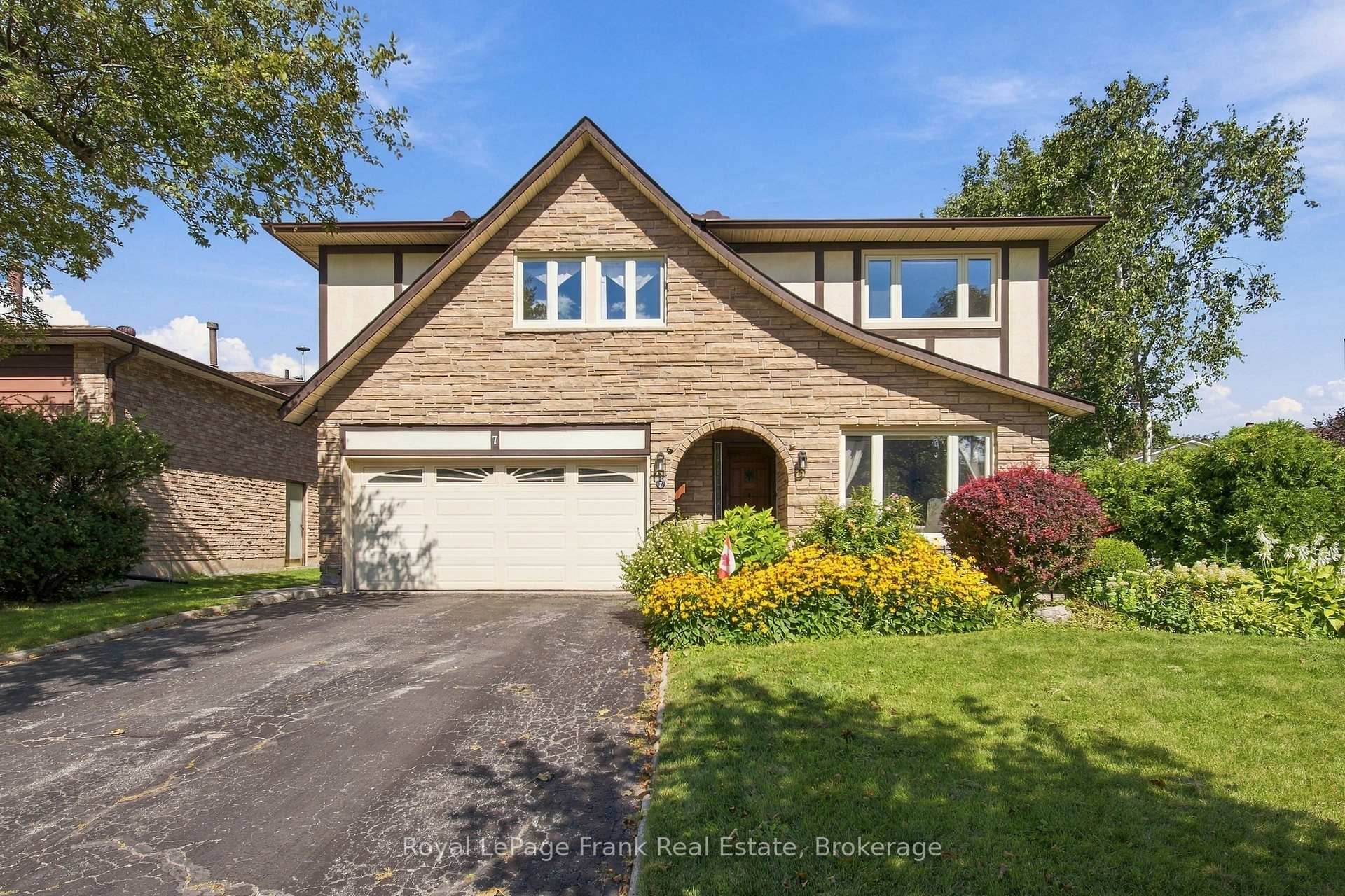7 Trinity Crescent, Whitby, ON L1N 6L1