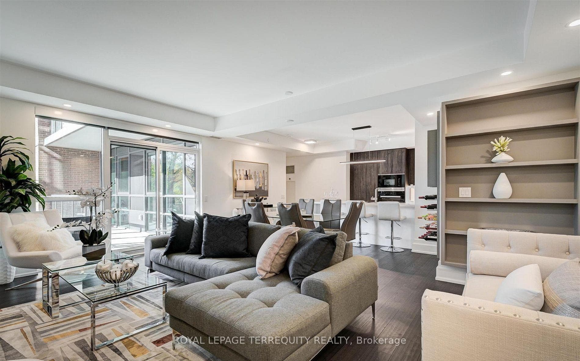 3 Southvale Drive 401, Toronto, ON M4G 1G1