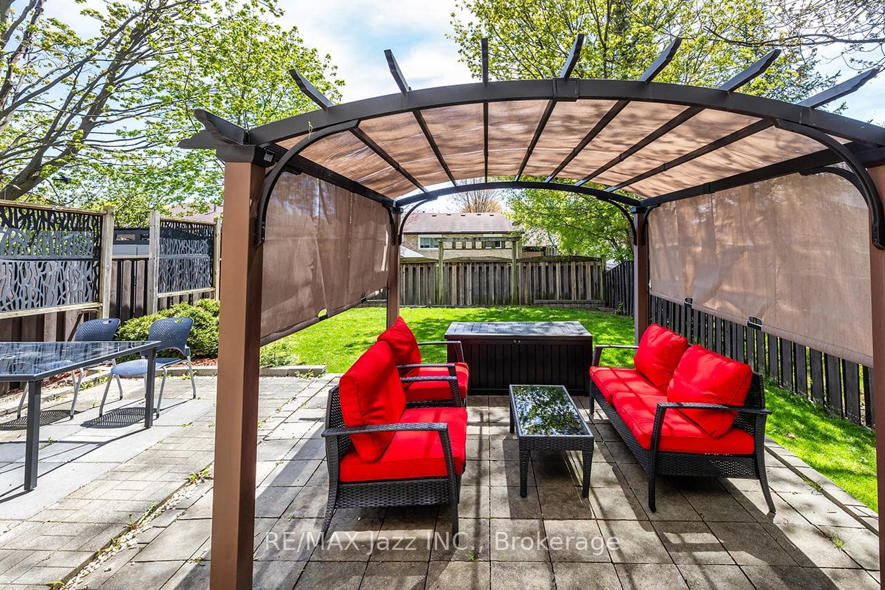 15 Graham Court, Whitby, ON L1N 6E1