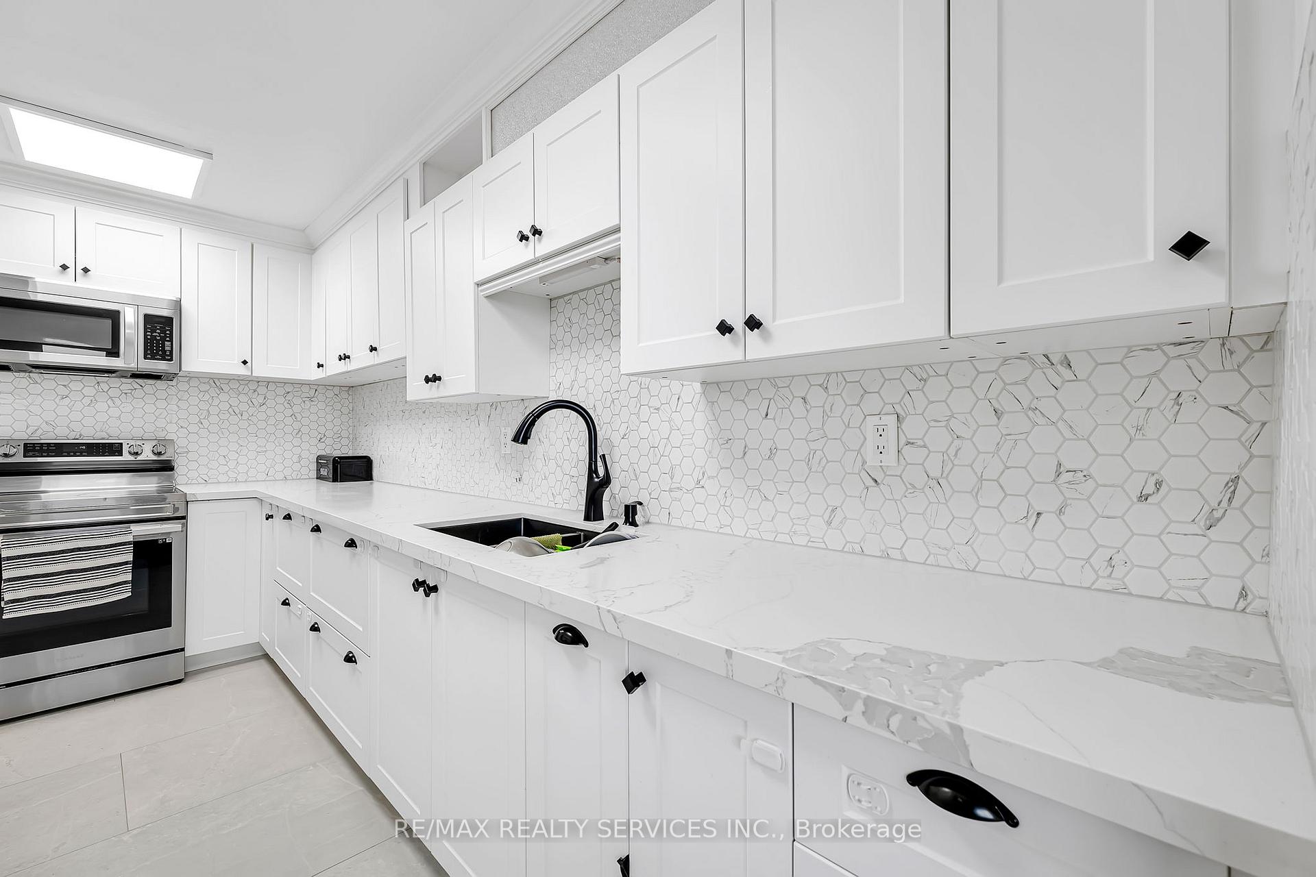 180 Markham Road 1701, Toronto, ON M1M 2Z9