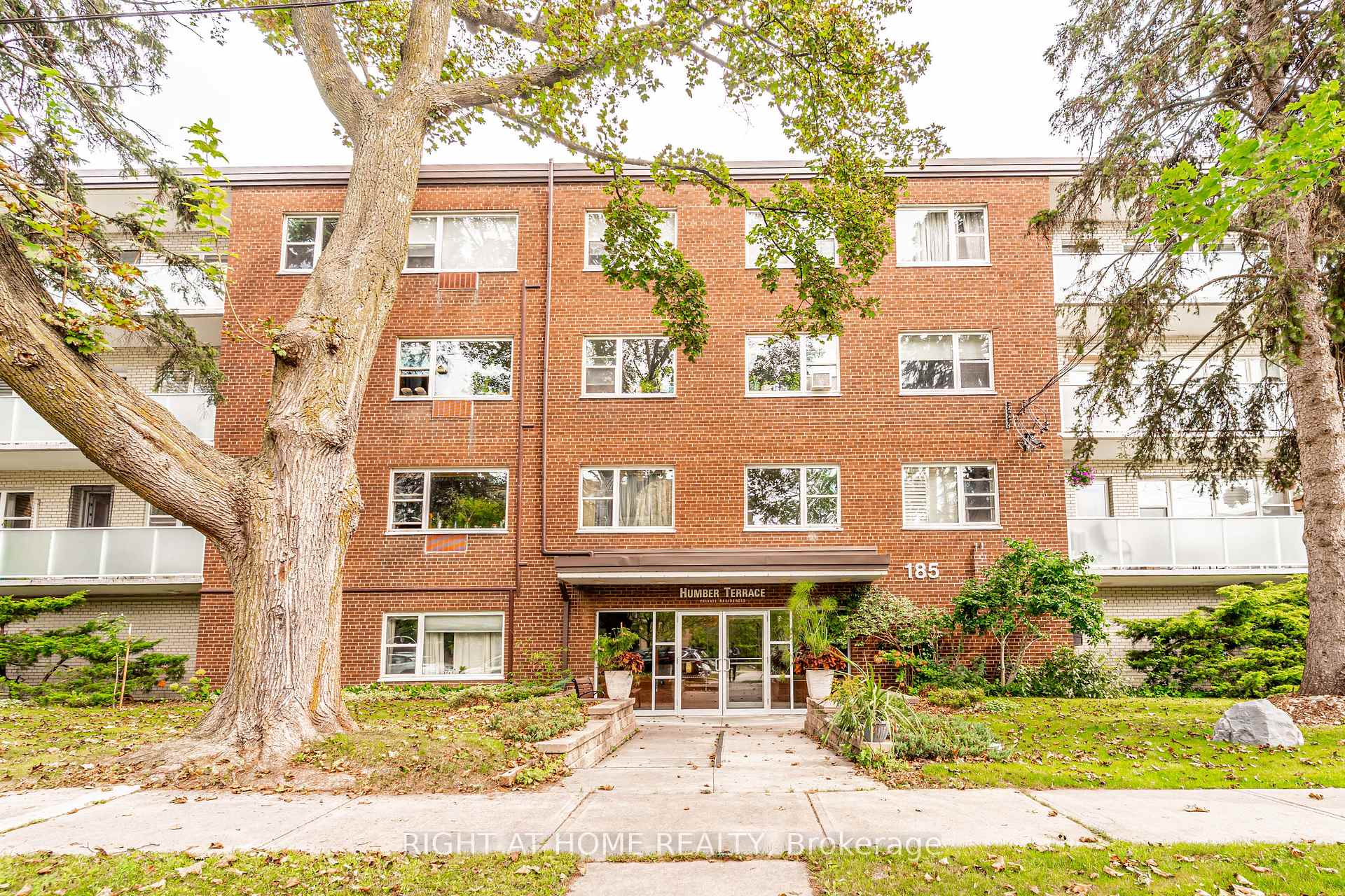 185 Stephen Drive 406, Toronto, ON M8Y 3N5