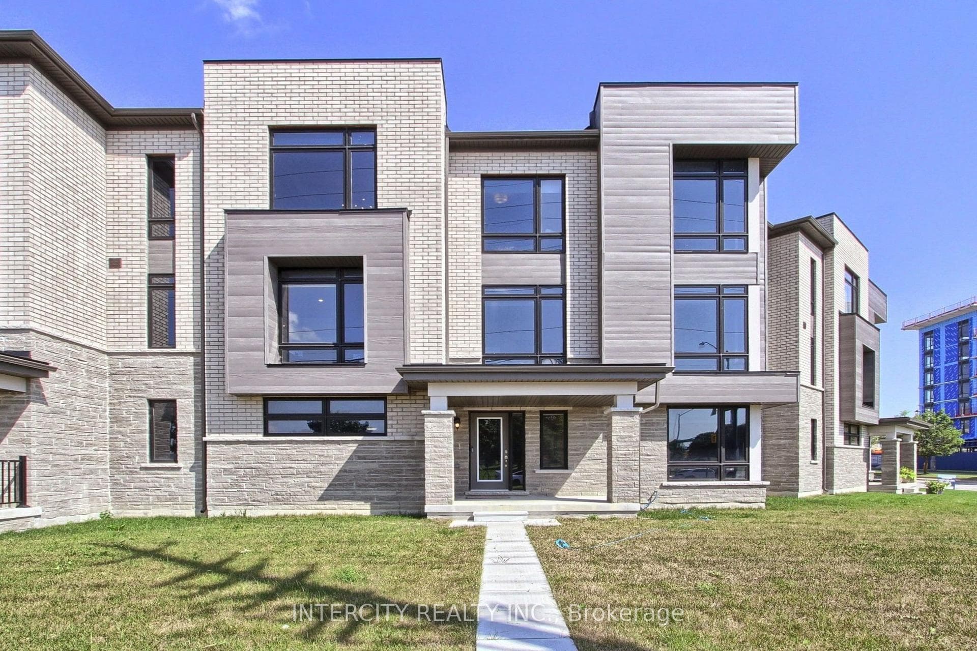 130 Blick Crescent, Aurora, ON L4G 4A9