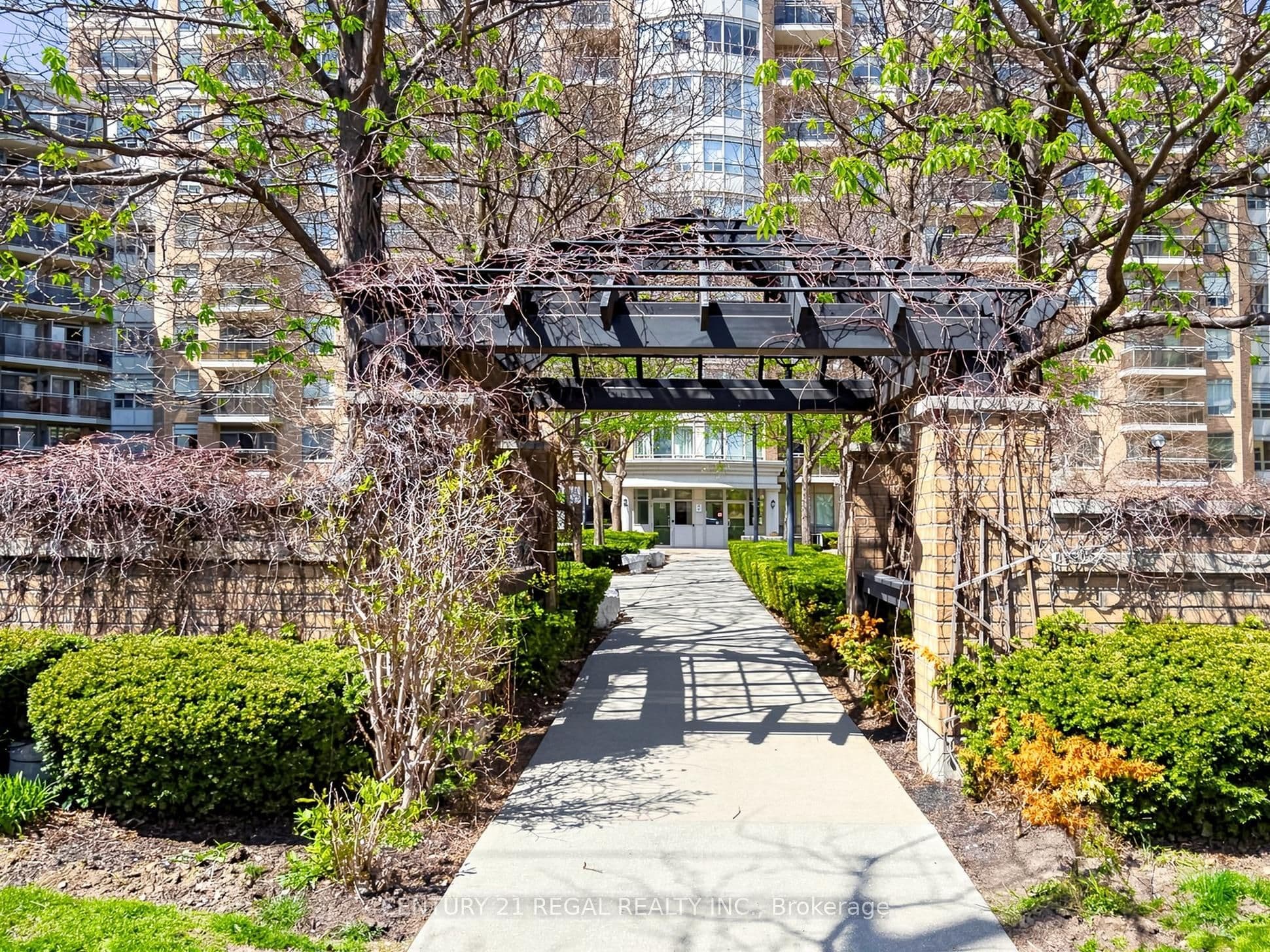650 Lawrence Avenue, Toronto, ON, Englemount-Lawrence