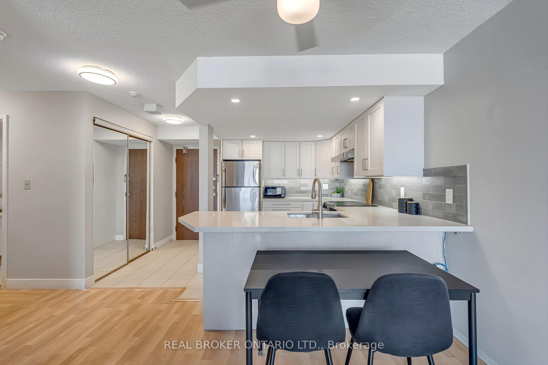 25 Agnes Street 903, Mississauga, ON L5B 3X7