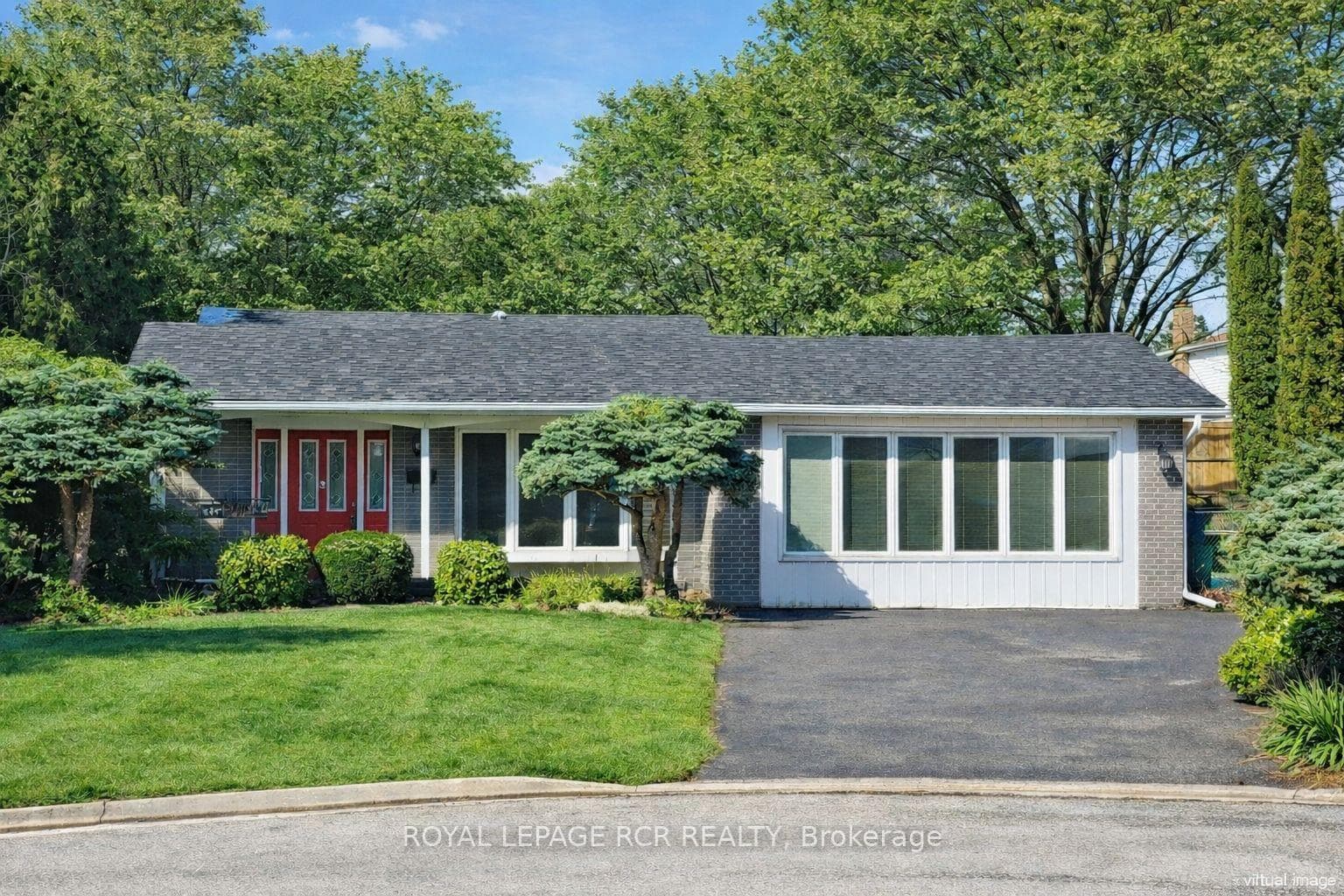 827 Legge Court, Newmarket, ON L3Y 3J1
