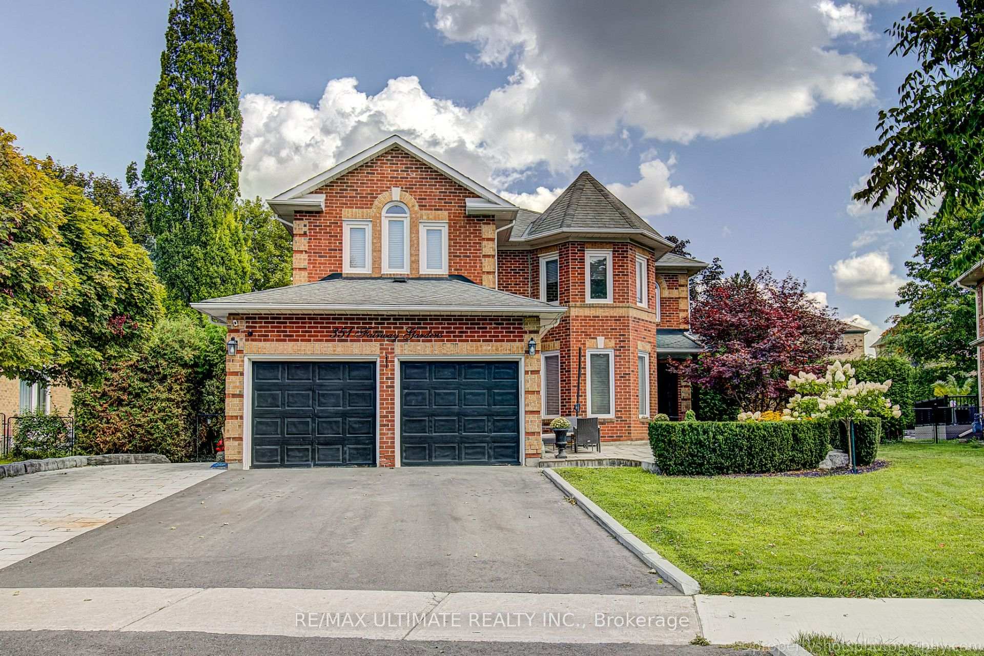 351 Fairway Gardens, Newmarket, ON L3X 1B4