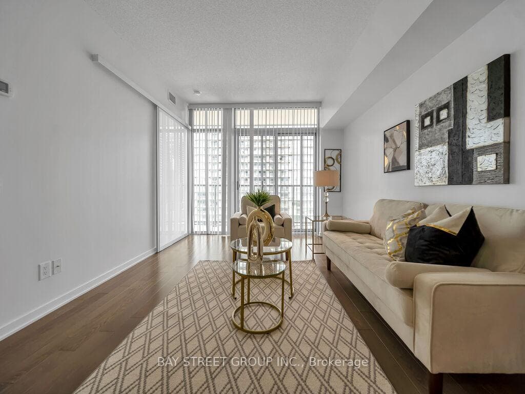 105 The Queensway Avenue 1501, Toronto, ON M6G 5B5