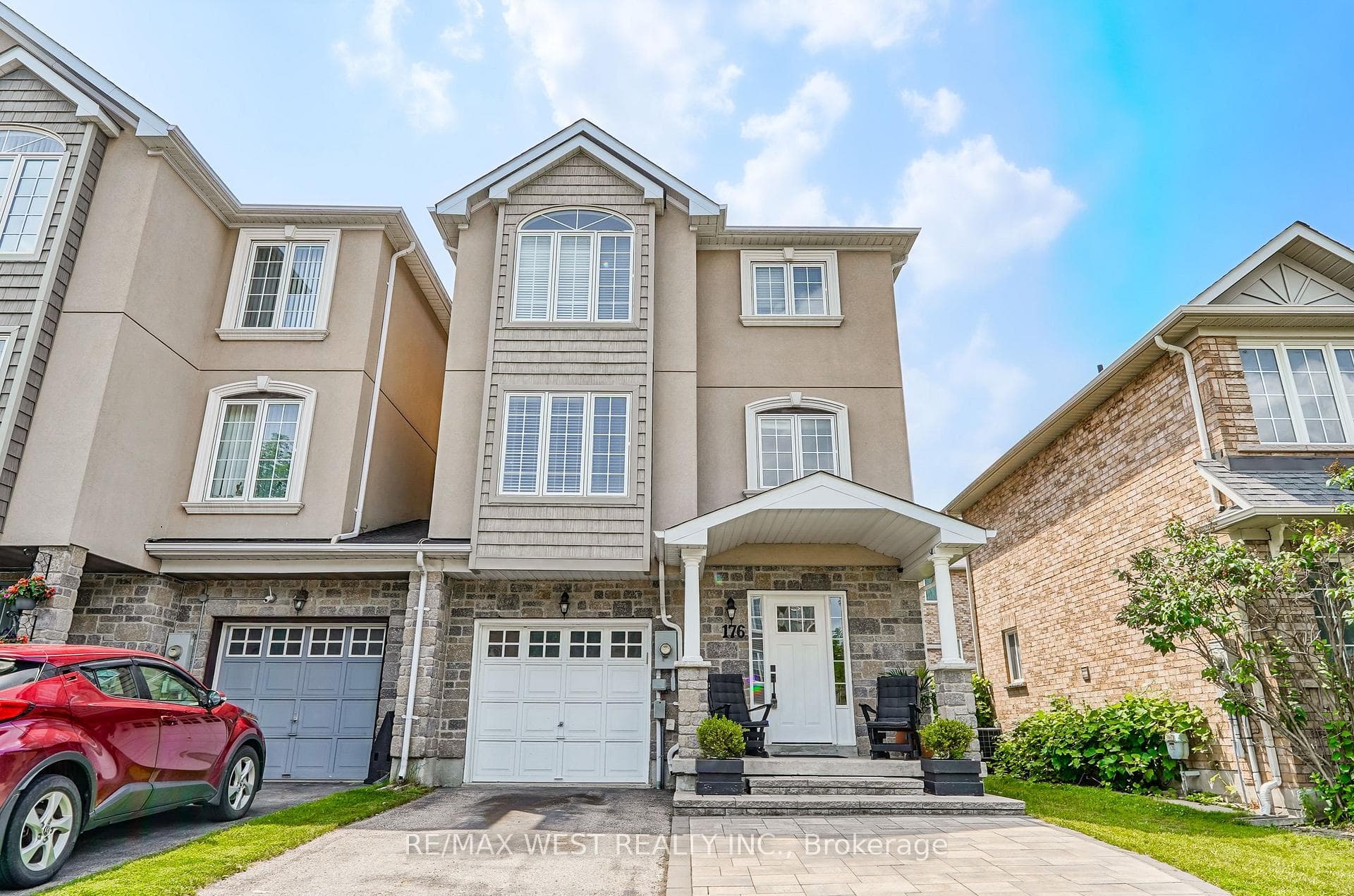 176 Gail Parks Crescent, Newmarket, ON L3X 2C3