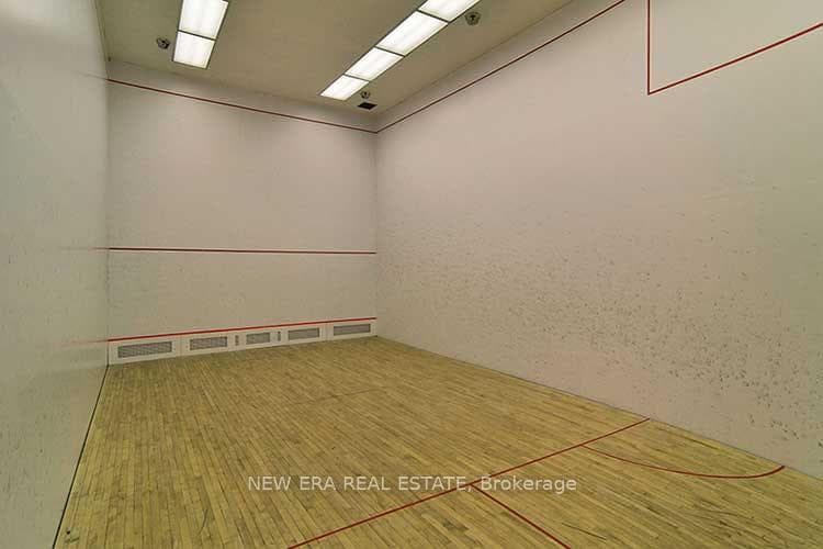 135 Hillcrest Avenue 301, Mississauga, ON L5B 4B1