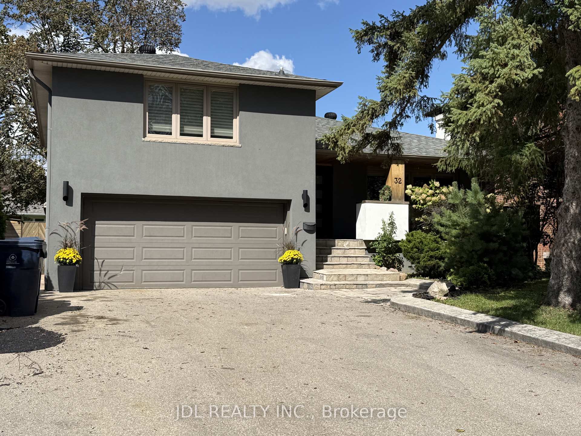 32 Ashmount Crescent, Toronto, ON M9R 1C7