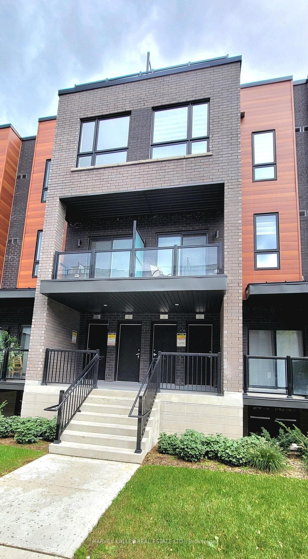 17 Lytham Green Circle 21, Newmarket, ON L3Y 0H4