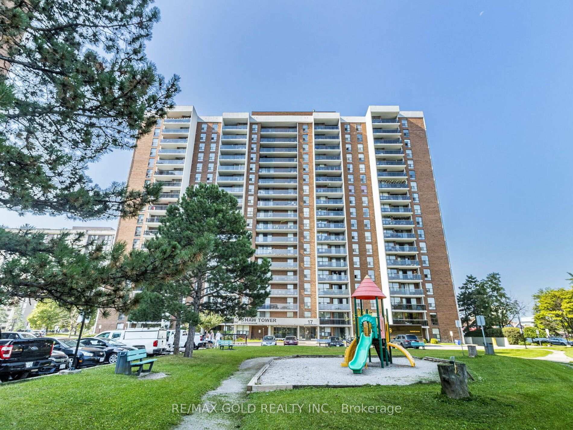17 Knightsbridge Road 1010, Brampton, ON L6T 3X9
