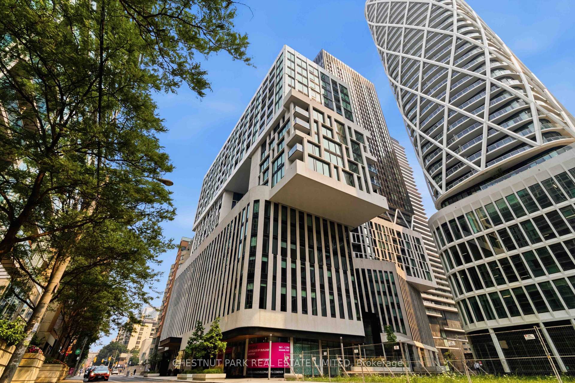 230 Simcoe Street 625, Toronto, ON M5T 1T4