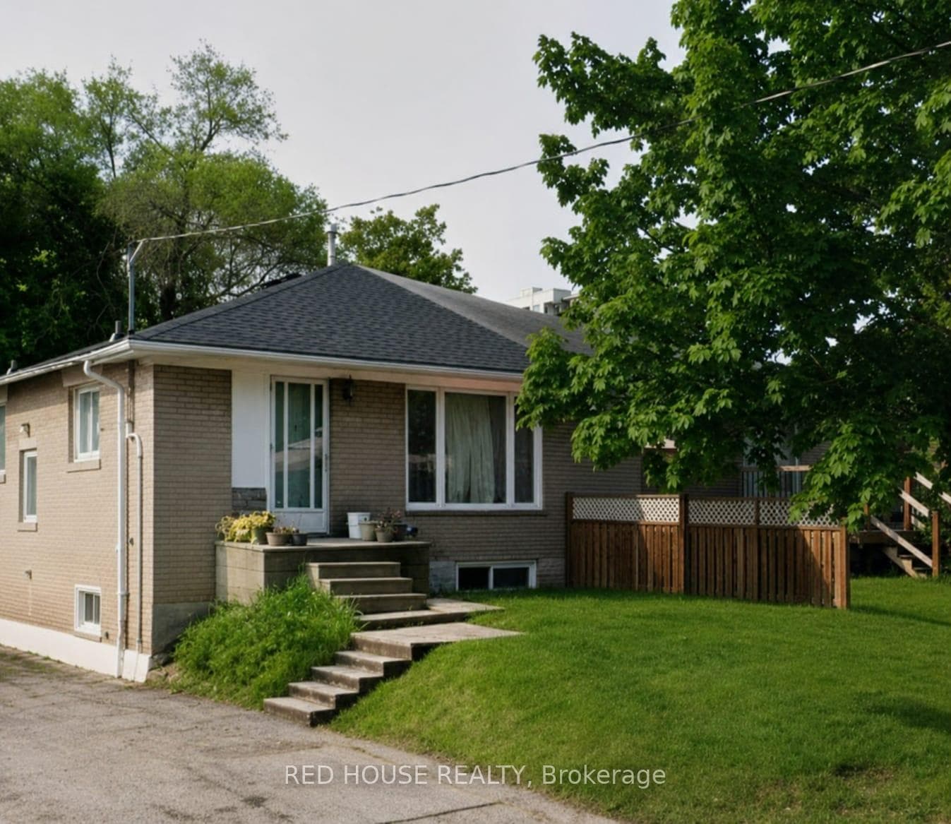 218 Penn Avenue, Newmarket, ON L3Y 2S5