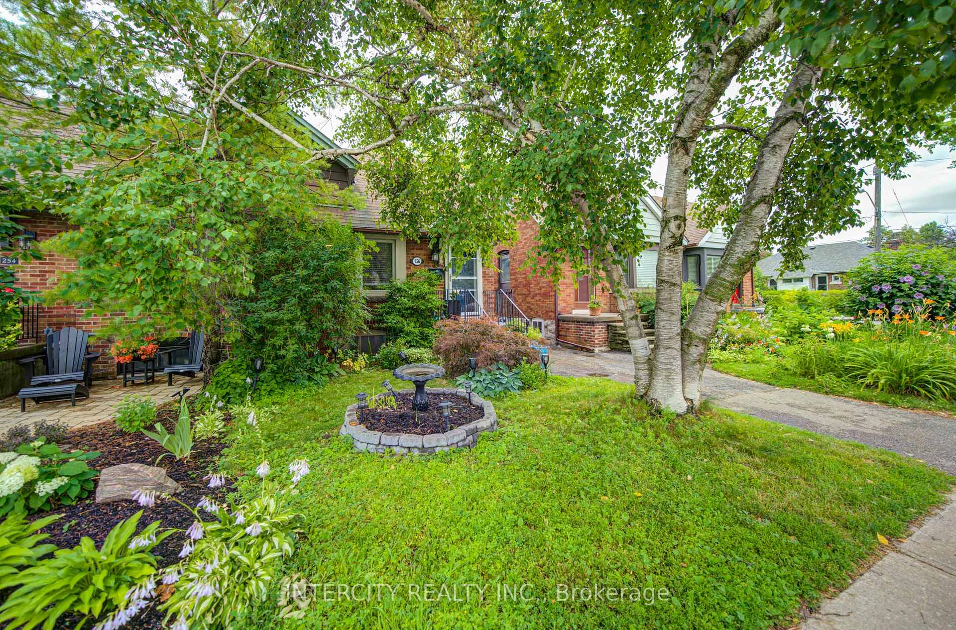 256 Blantyre Avenue, Toronto, ON M1N 2S1