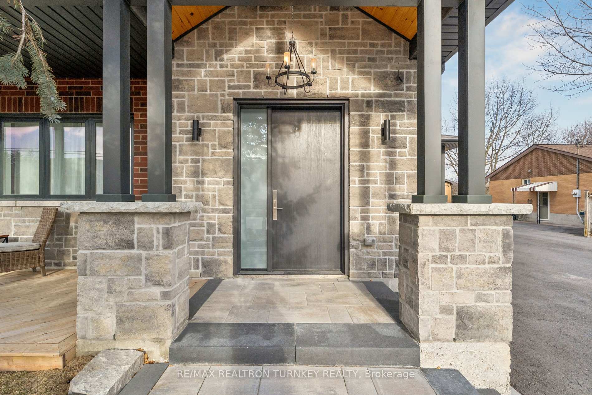 271 Main Street N, Uxbridge, ON L9P 1R9