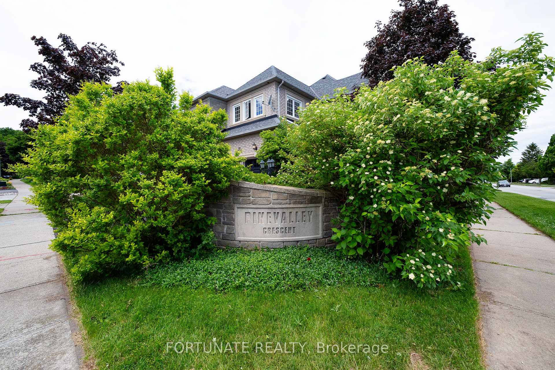 2071 Pinevalley Crescent, Oakville, ON L6H 6L8