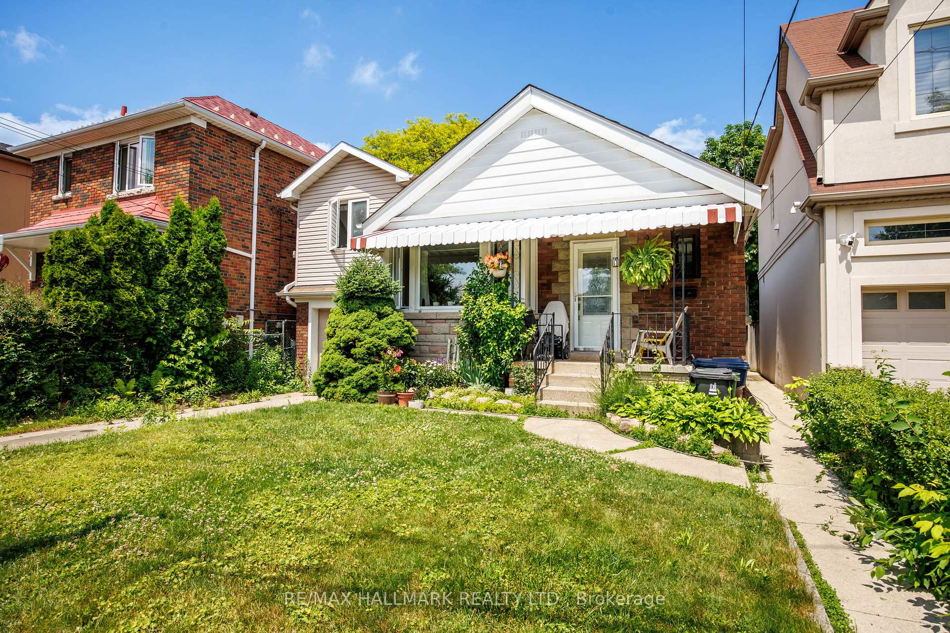 8 Davies Crescent, Toronto E03, ON M4J 2X5