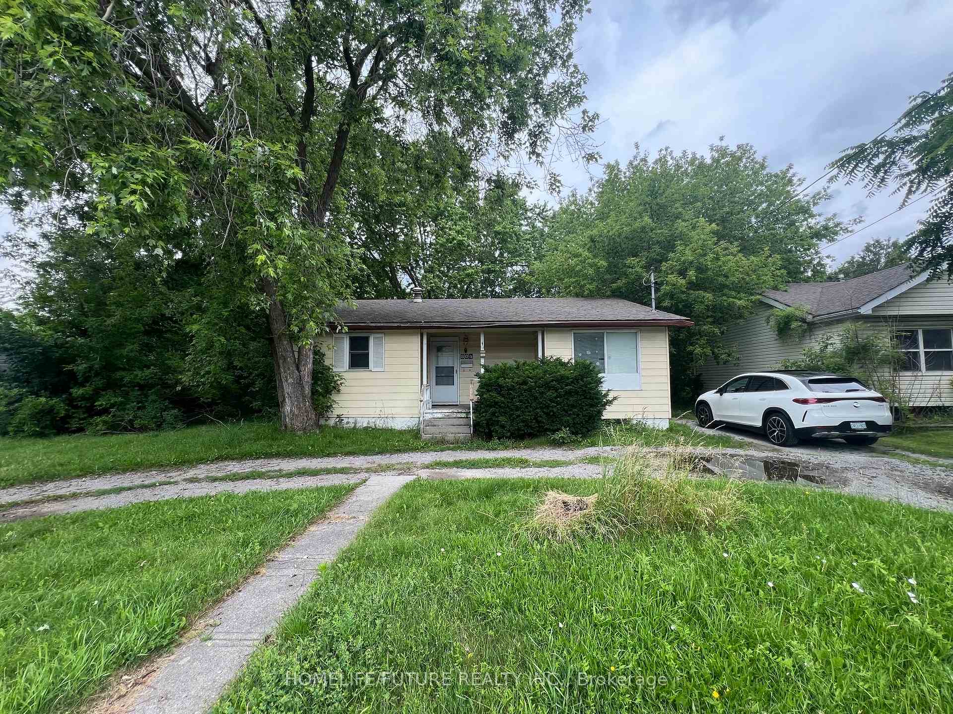 804 Dundas Street W, Whitby, ON L1N 2N5