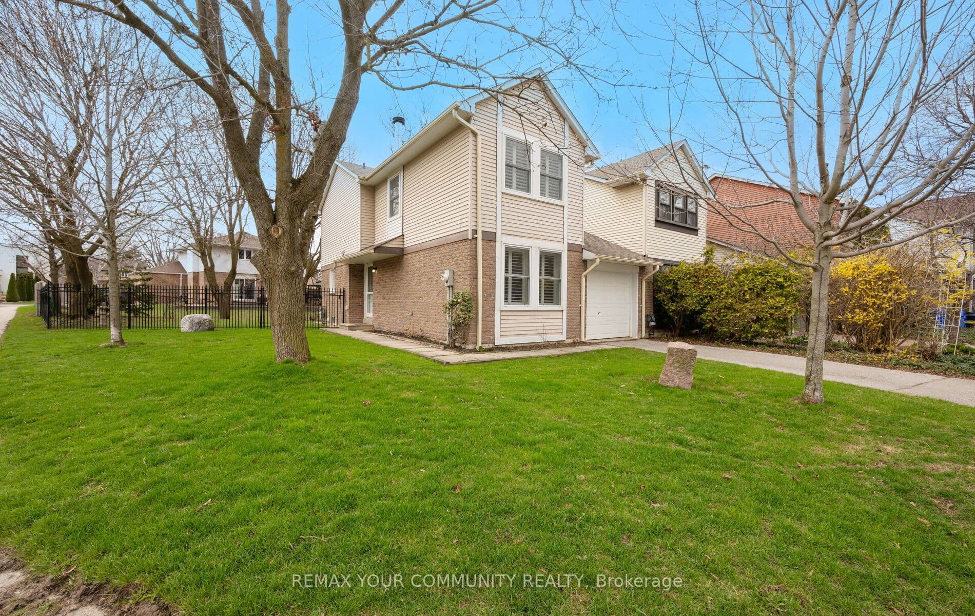 4 Sandusky Crescent, Aurora - Att/Row/Townhouse