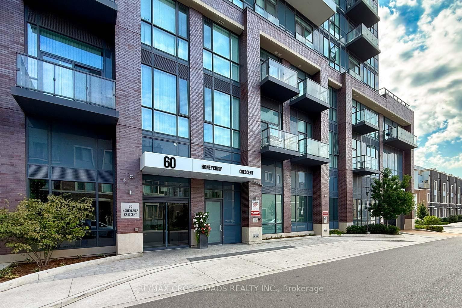 60 Honeycrisp Crescent 917, Vaughan, ON L4K 0N5