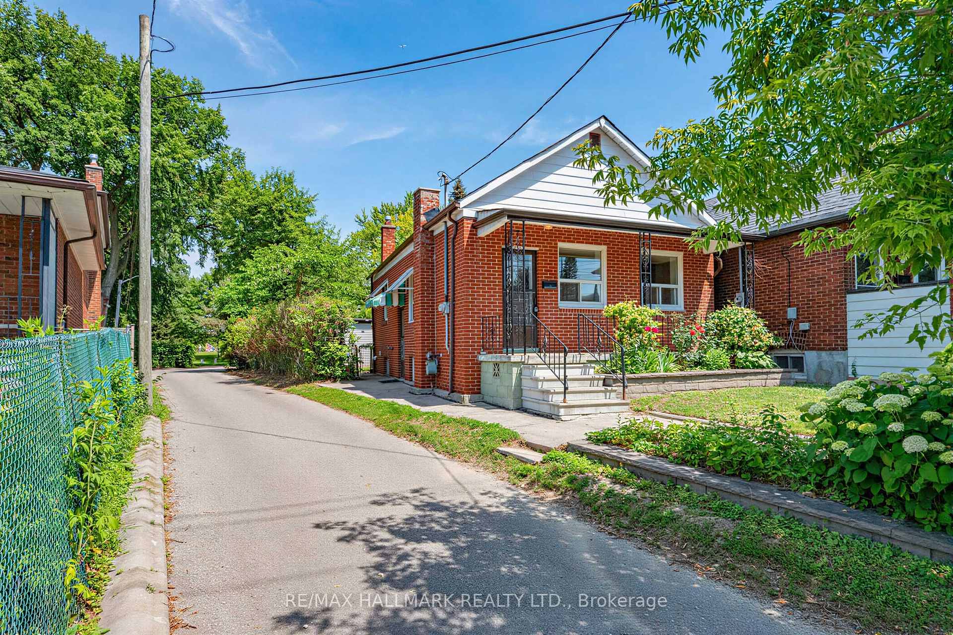 970 Cosburn Avenue, Toronto, ON M4C 2W9
