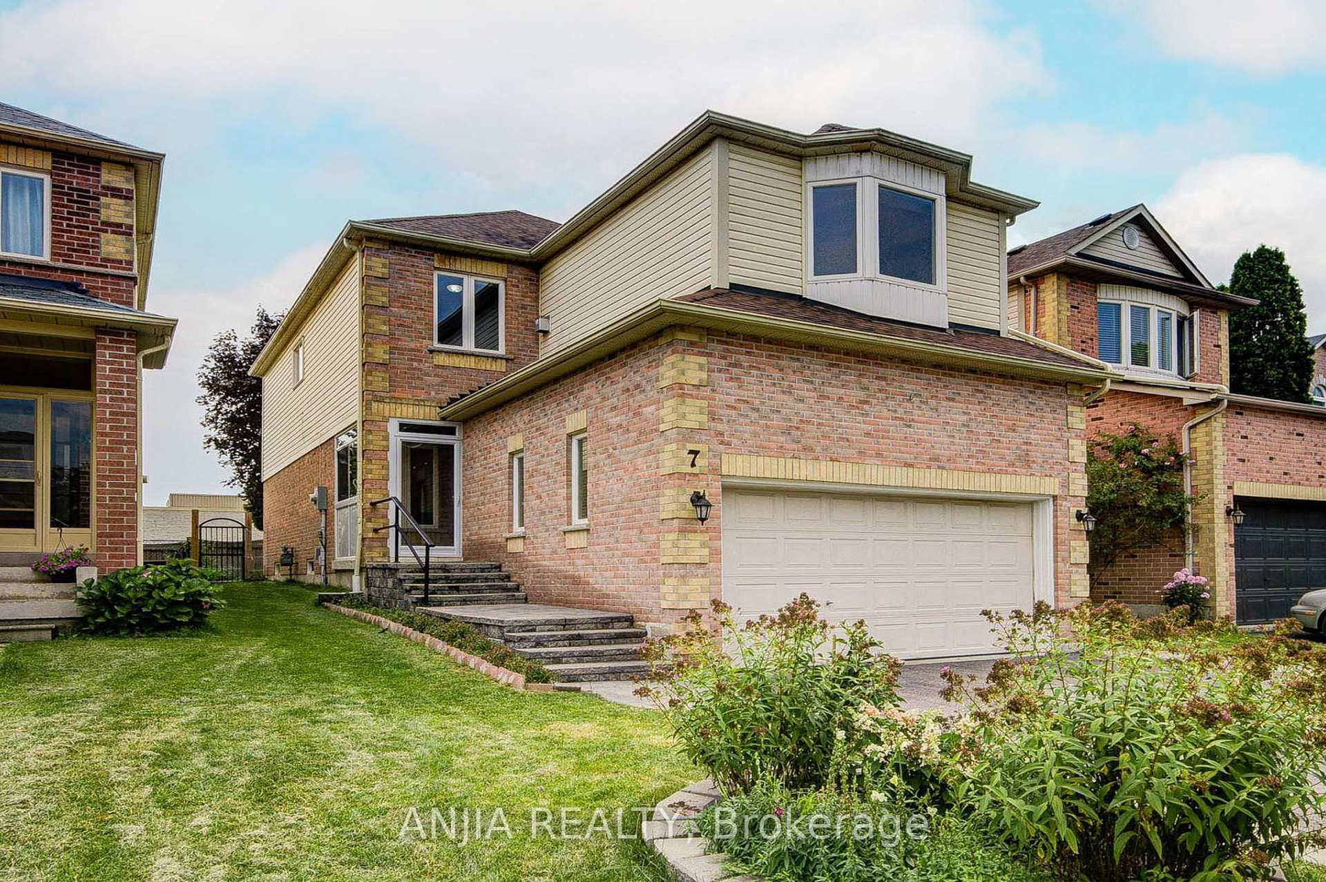 7 Allayden Drive, Whitby, ON L1P 1L5
