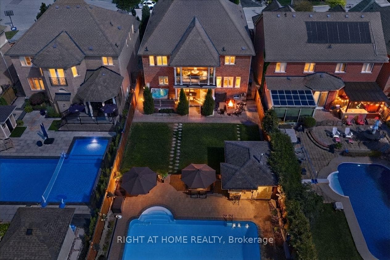12 Roderick Court, Richmond Hill, ON L4E 0B4