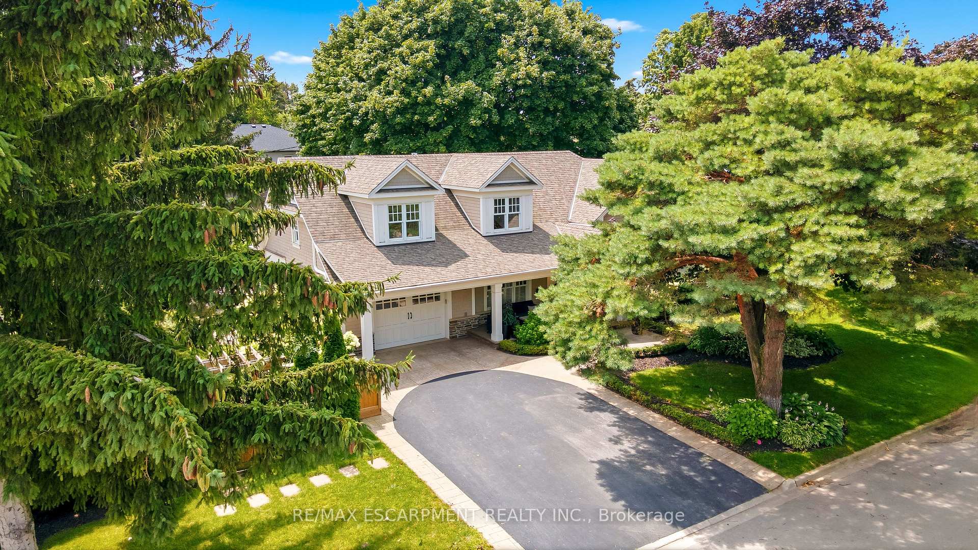 330 Camelot Court, Burlington, ON L7L 2G3