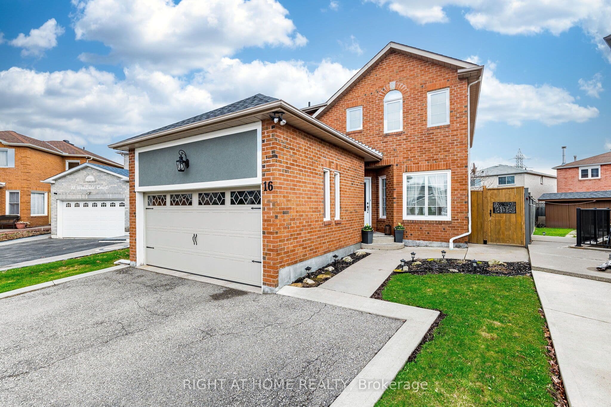 16 Woodside Court, Brampton - Detached