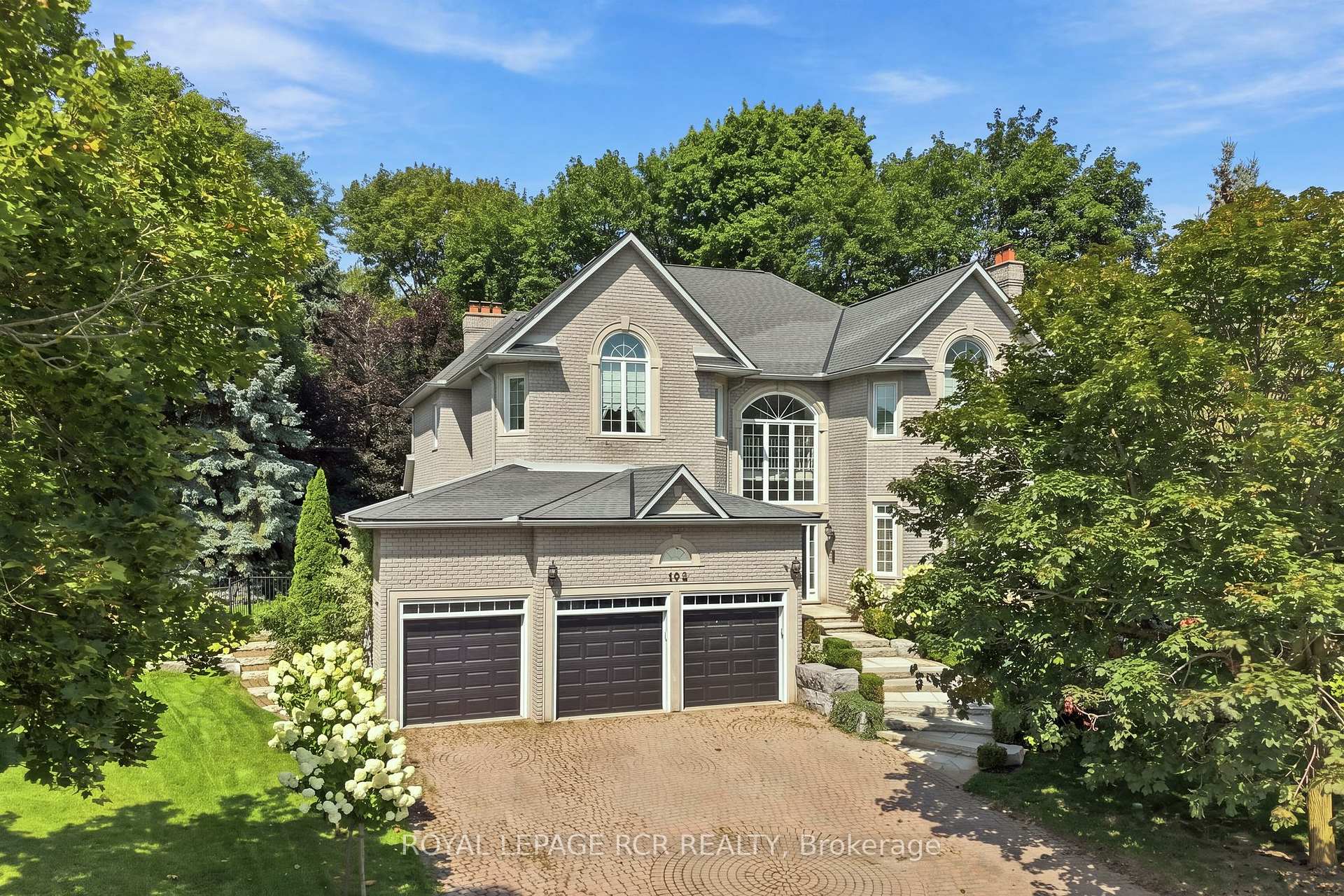 193 Sherwood Place, Newmarket, ON L3Y 8E5