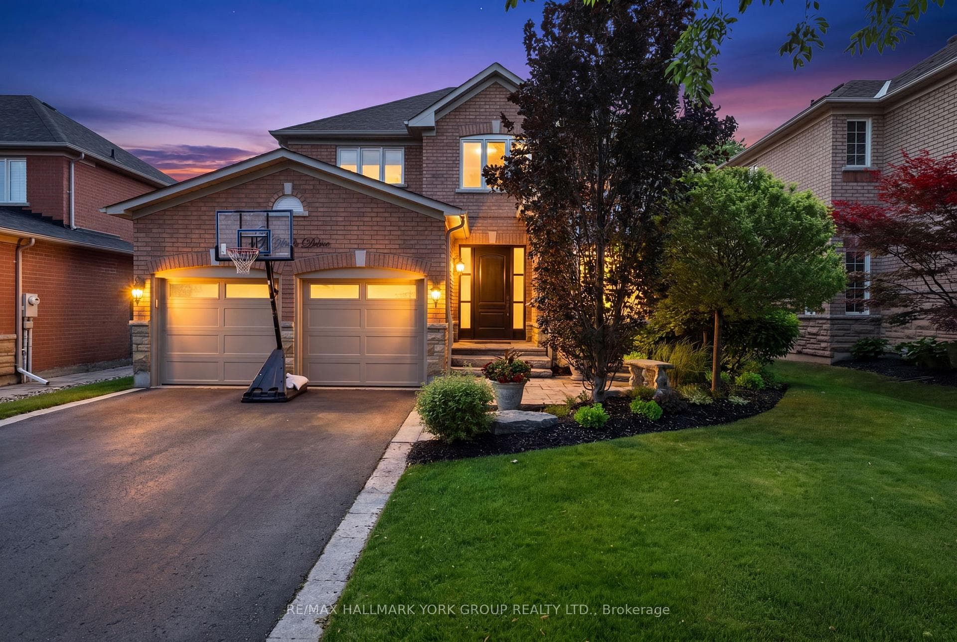 260 Willis Drive, Aurora, ON L4G 7M2