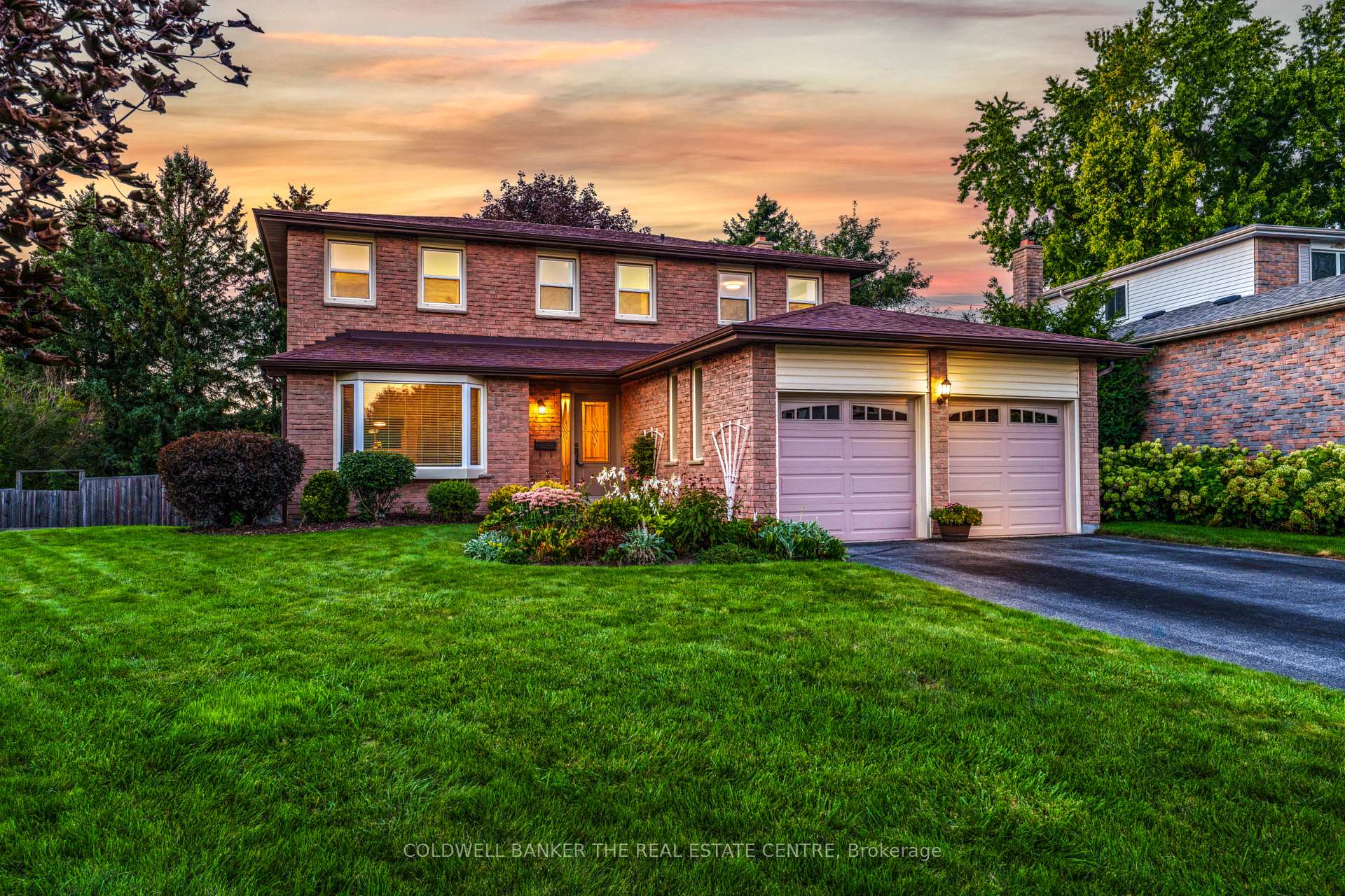 893 Arnold Crescent, Newmarket, ON L3Y 2E4
