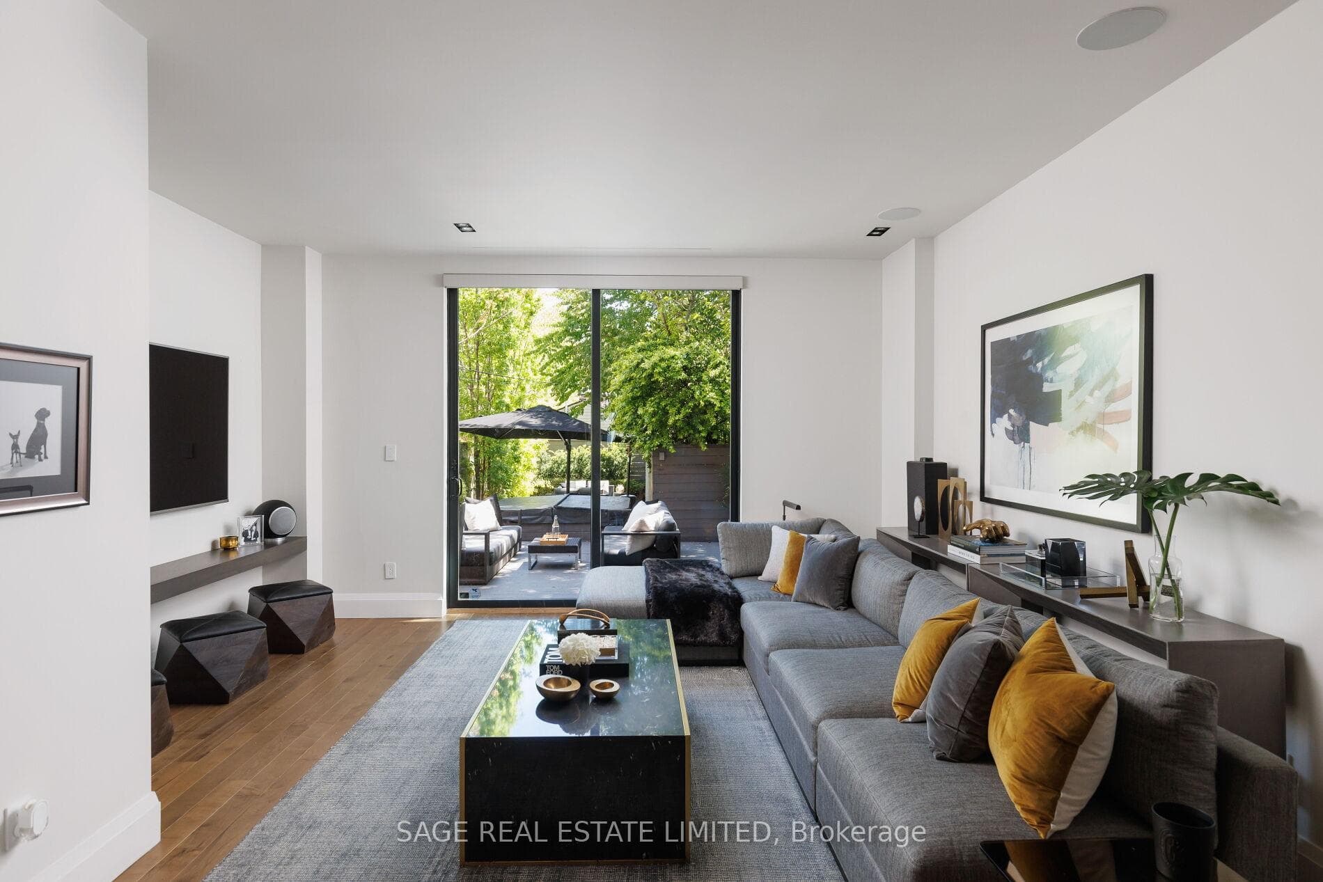979 Broadview Avenue, Toronto E03, ON M4K 2R9