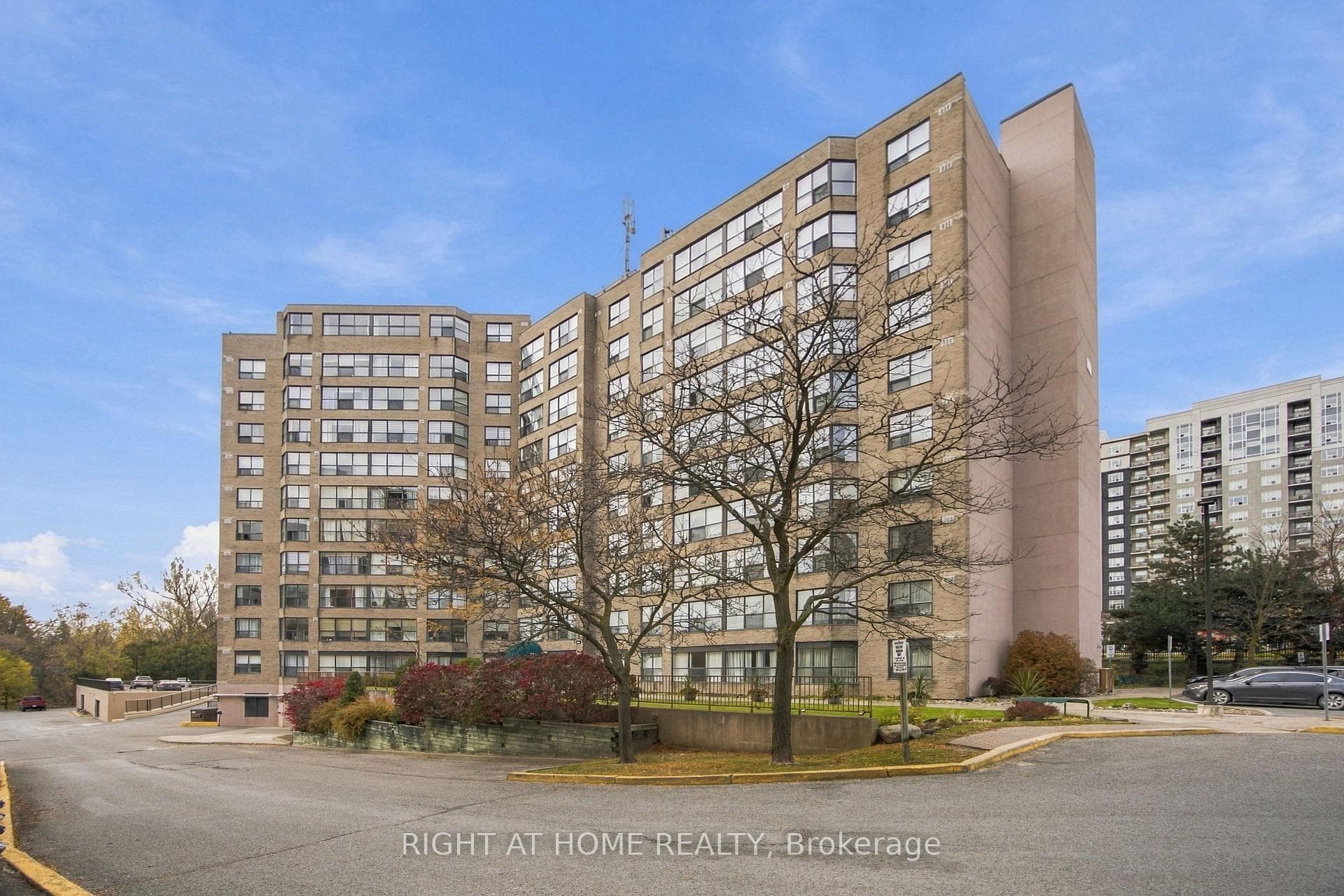 250 Davis Drive 311, Newmarket, ON L3Y 7T7