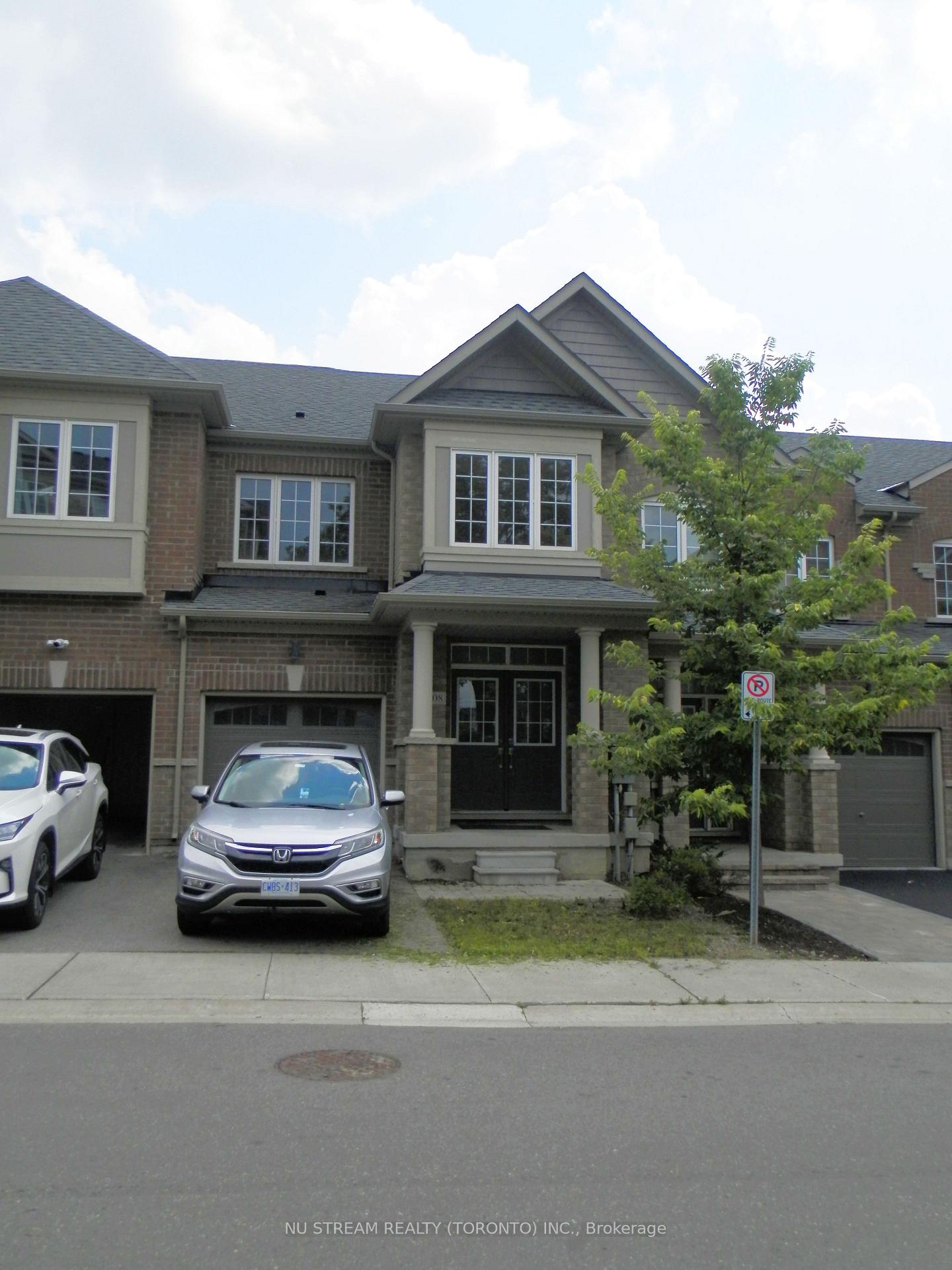 208 Harding Park Street, Newmarket, ON L3Y 0E3