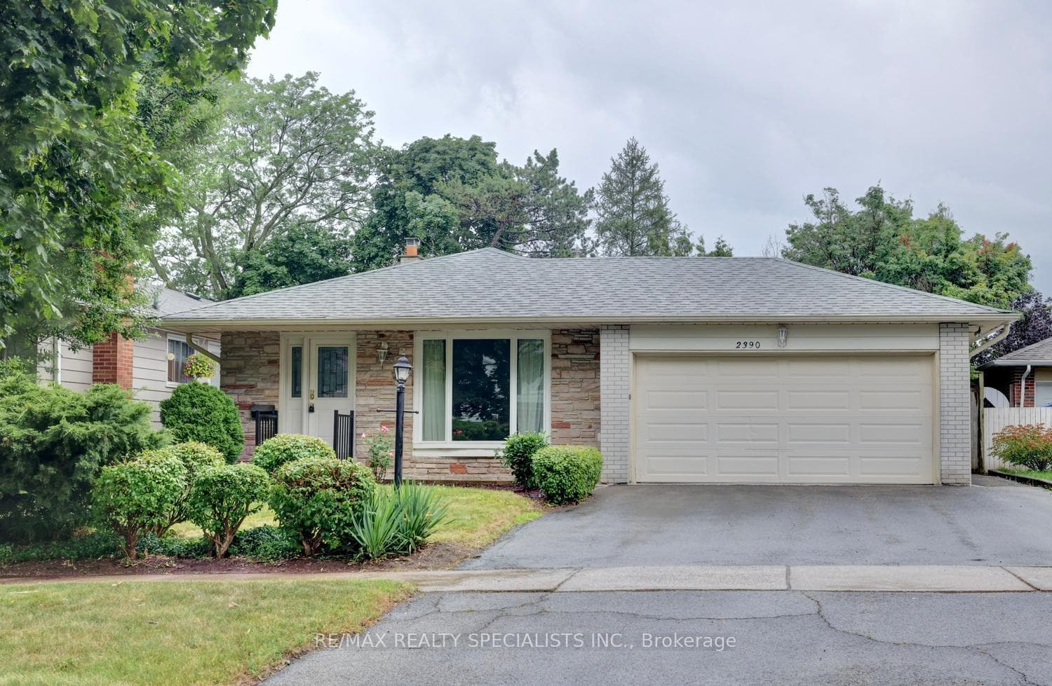 2390 Pyramid Crescent, Mississauga, ON L5K 1C9