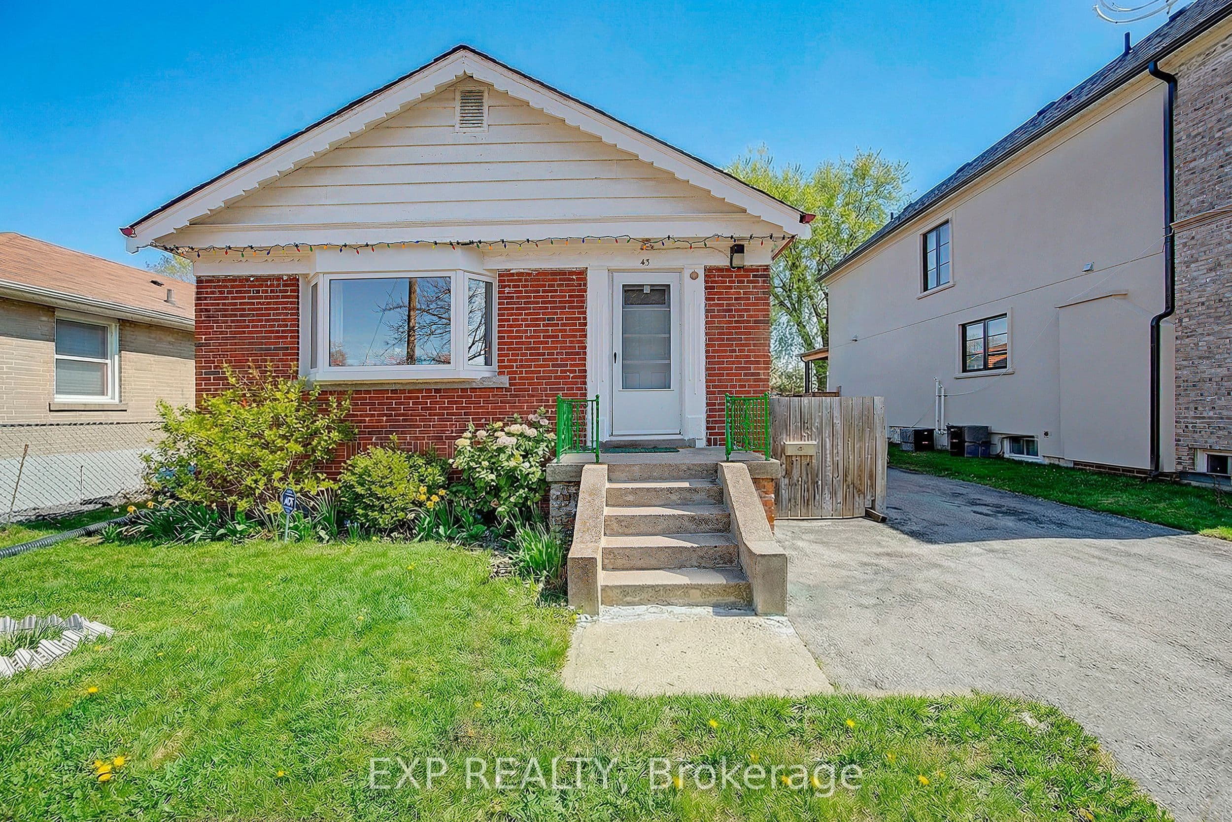 43 Yorkshire Road, Toronto - Detached