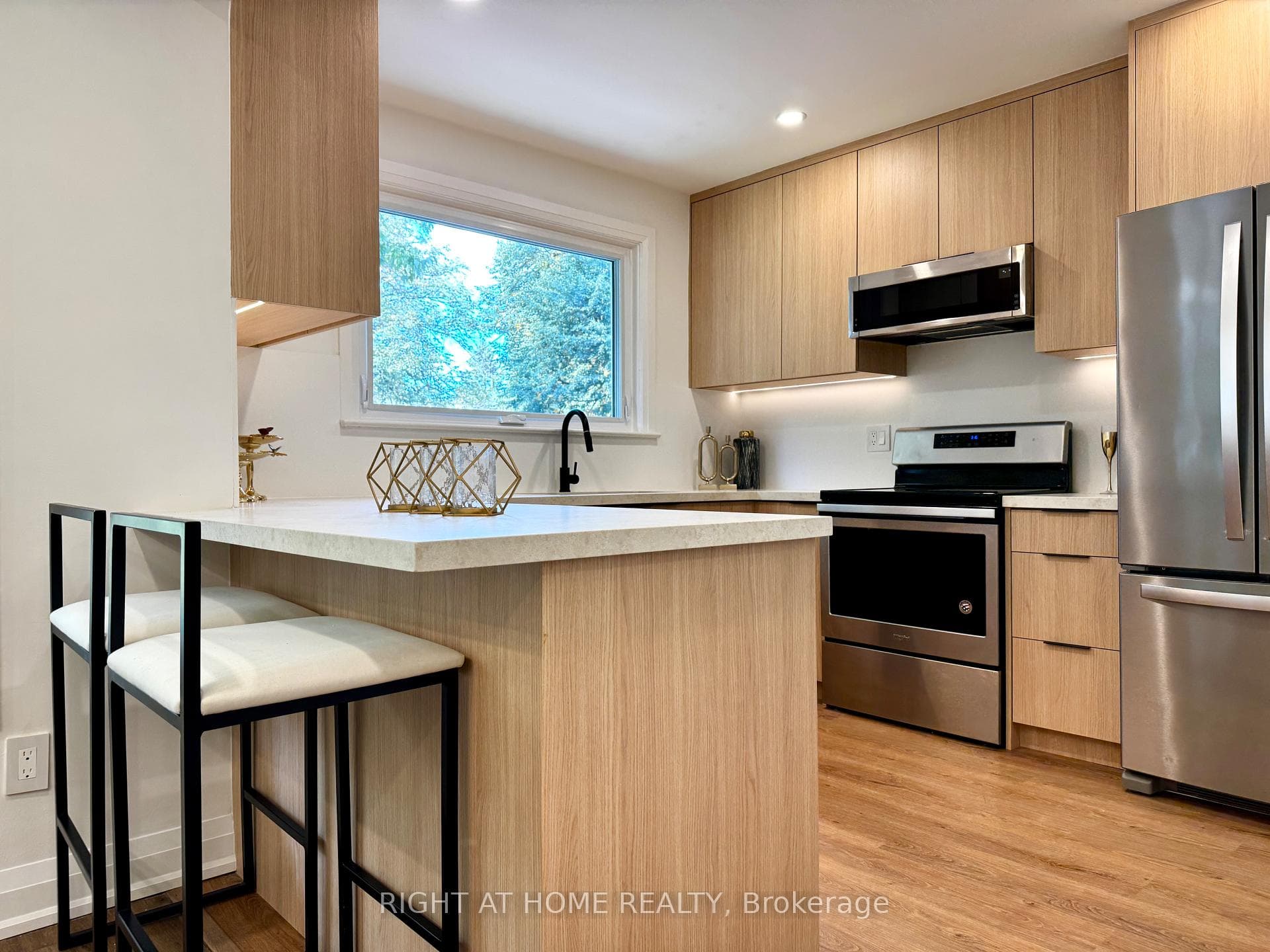 246 Zelda Crescent, Richmond Hill, ON L4C 2Y5