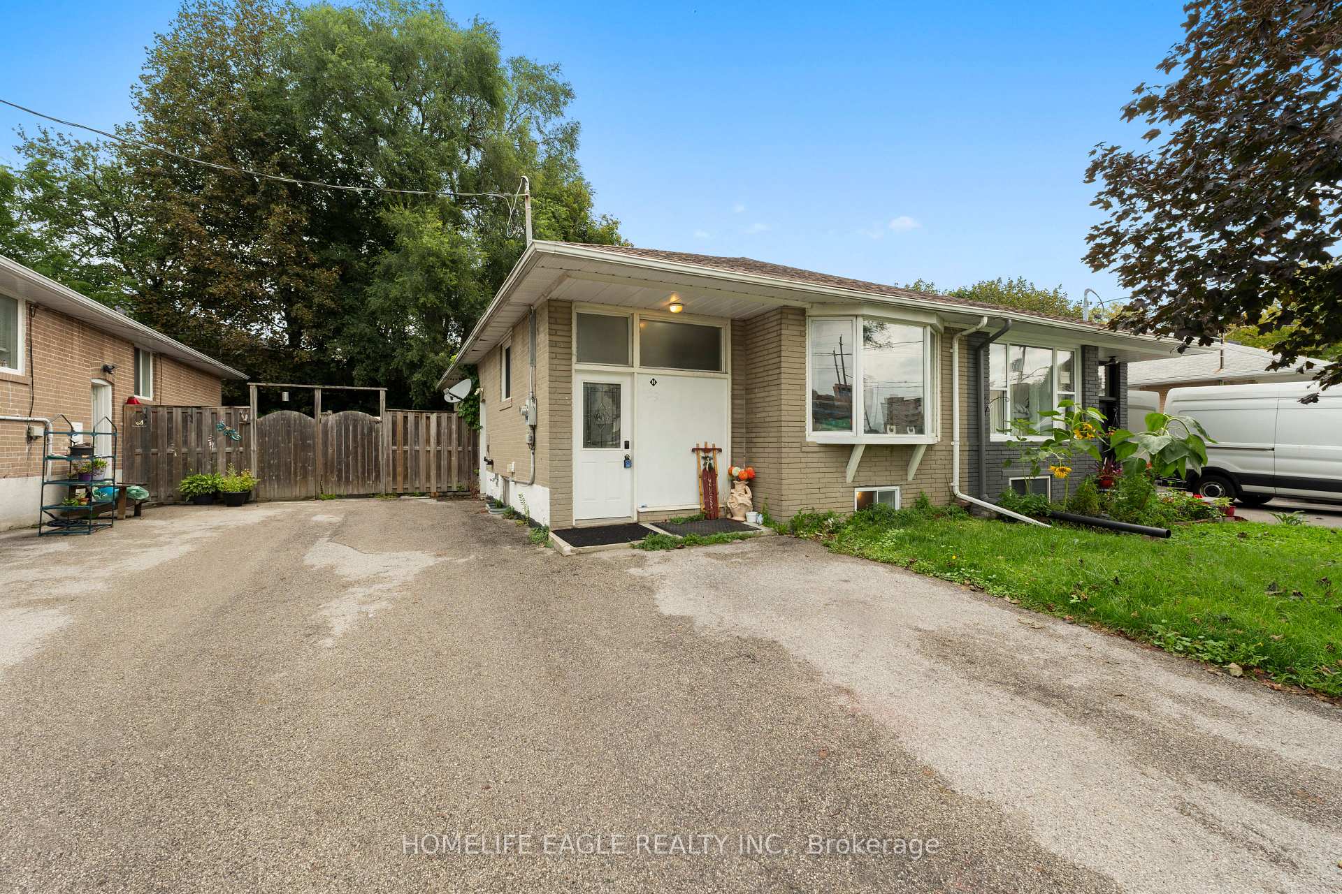 169 Penn Avenue, Newmarket, ON L3Y 2S3
