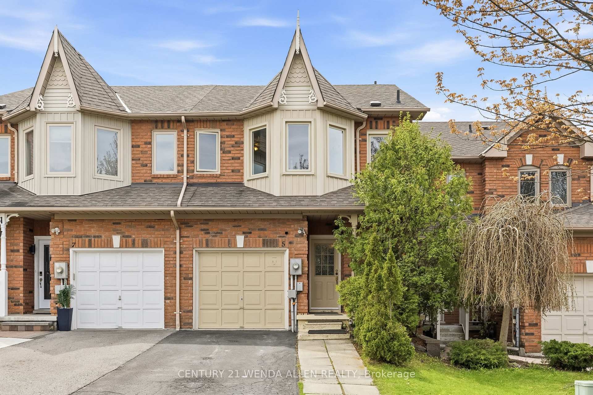 5 Jays Drive, Whitby, ON L1R 2P5