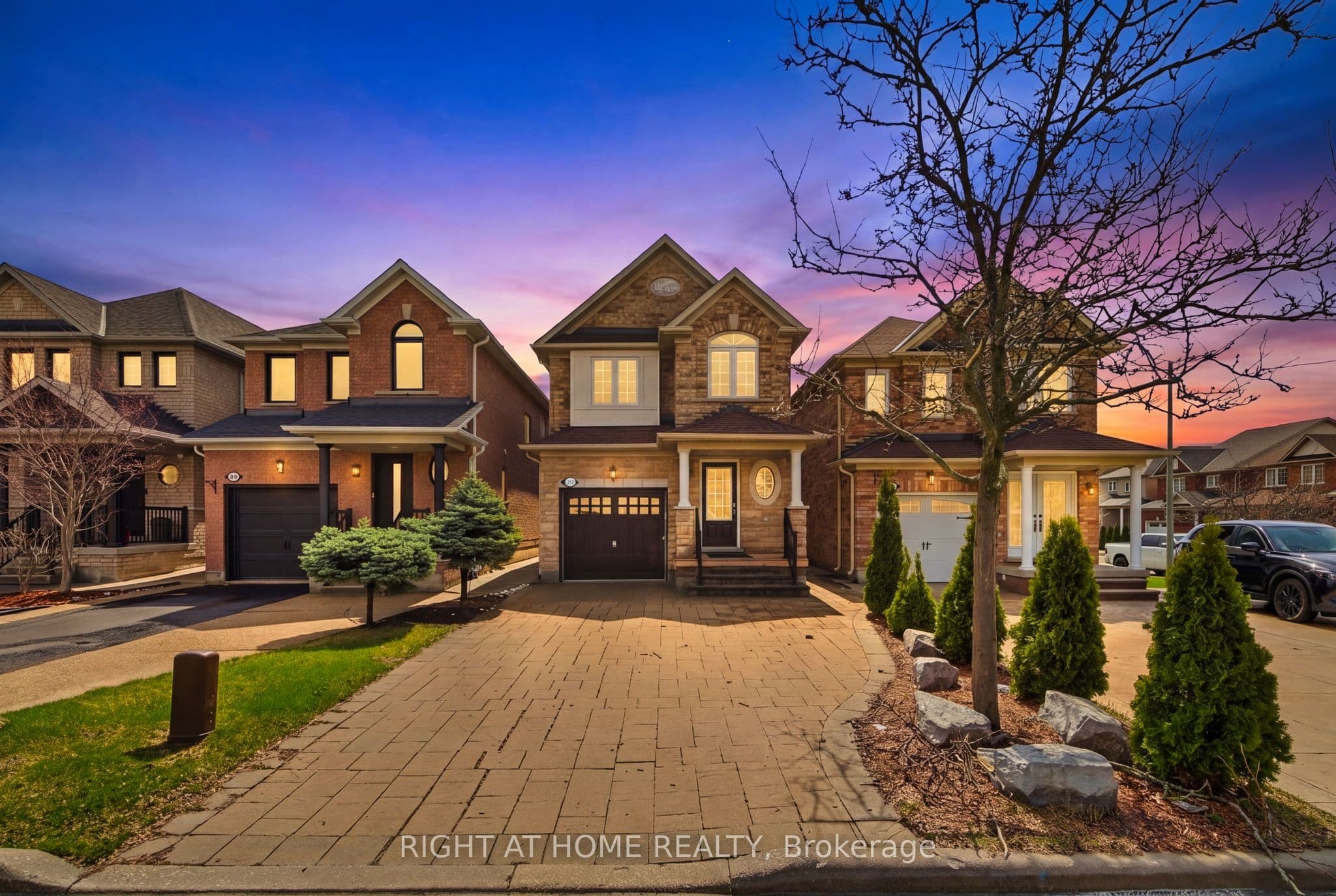 212 Venice Gate Drive, Vaughan - Detached